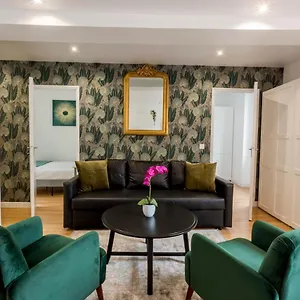 https://cosy-2-bedrooms-1-bathroom-apartment-le-marais-pompidou-paris.fr-paris.fr